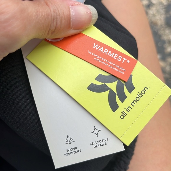 2 brand new winter hats - Picture 15 of 16